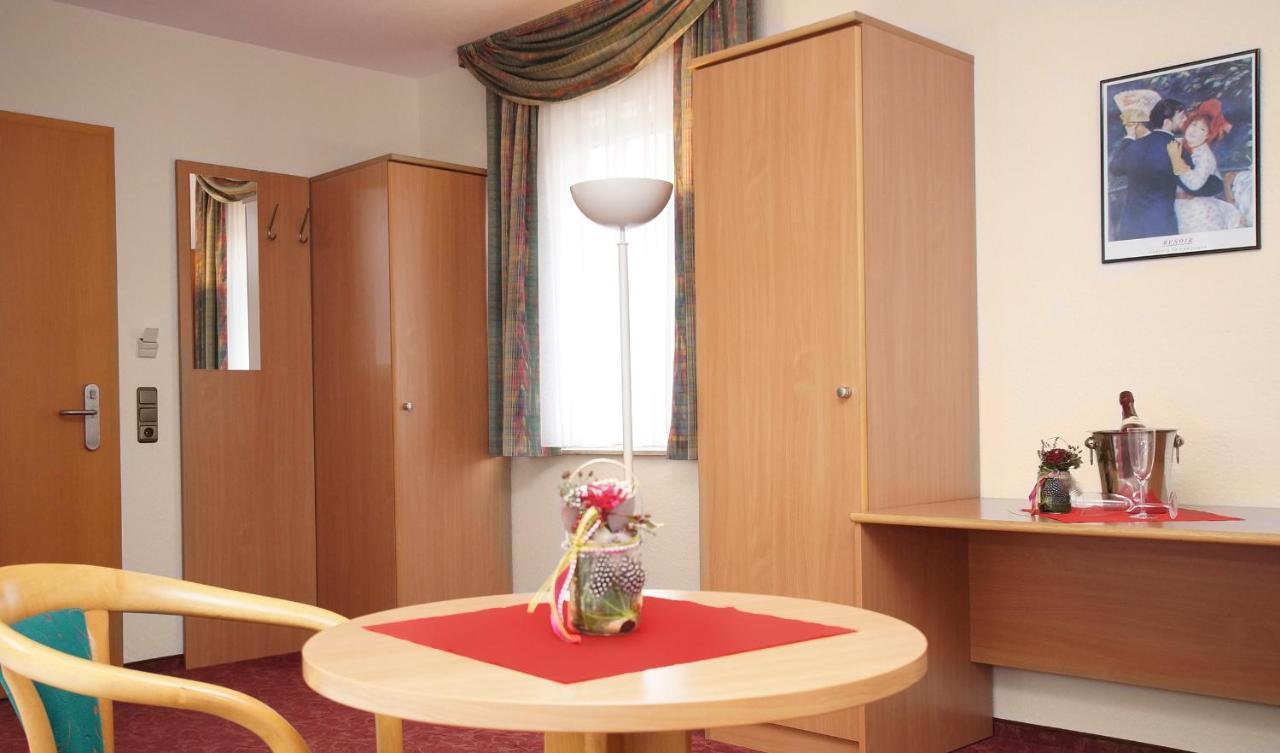 Hotel & Restaurant "Zur Linde" Spergau ภายนอก รูปภาพ