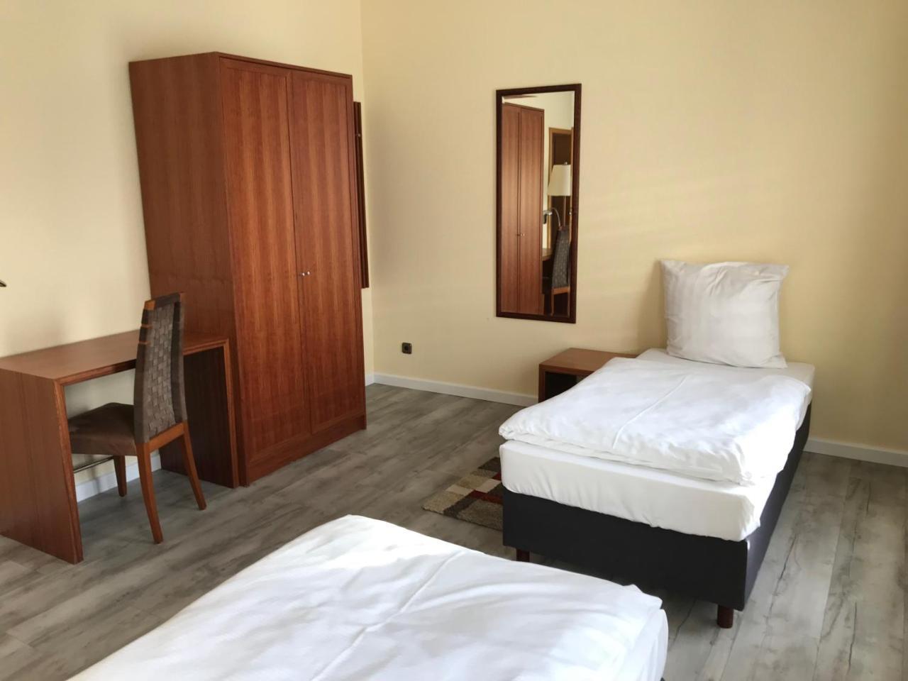 Hotel & Restaurant "Zur Linde" Spergau ภายนอก รูปภาพ